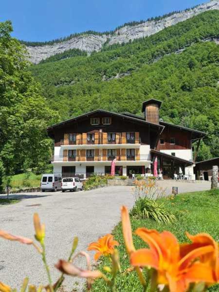 Hotel Et Centre De Vacances Le Choucas Sixt-Fer-a-Cheval Ngoại thất bức ảnh